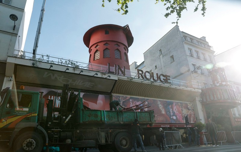 Morișca de vânt de deasupra celebrului cabaret Moulin Rouge din Paris a căzut