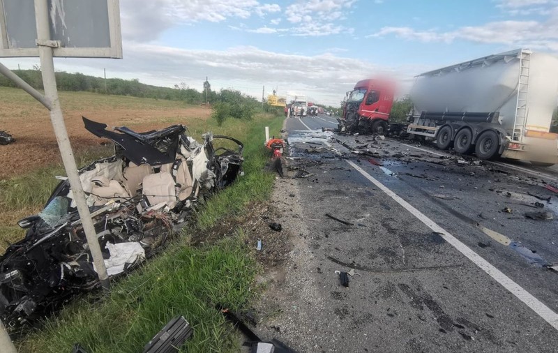 Accident grav la Craiova. Două persoane au murit și una a fost rănită după ce o maşină a lovit o betonieră