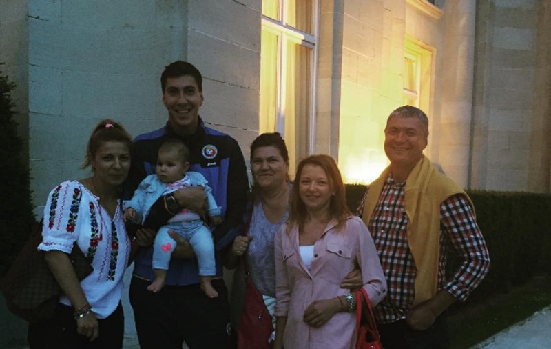 Euro 2016. Imagini inedite de la întâlnirea tricolorilor cu familiile. Pantilimon și-a ținut în brațe fetița de 7 luni GALERIE FOTO