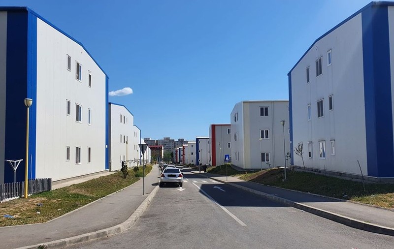 Mai mulți oameni care locuiesc într-un campus social din Constanța au ieşit din case de teama cutremurului