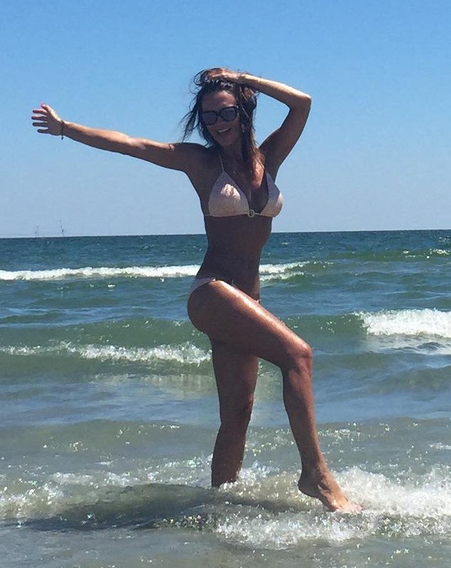 Vacanță de vedetă! Andreea Esca a pozat mai mai sexy decât manechinele Victoriaʼs Secret, iar Corina Caragea a făcut baie pe acoperiș!