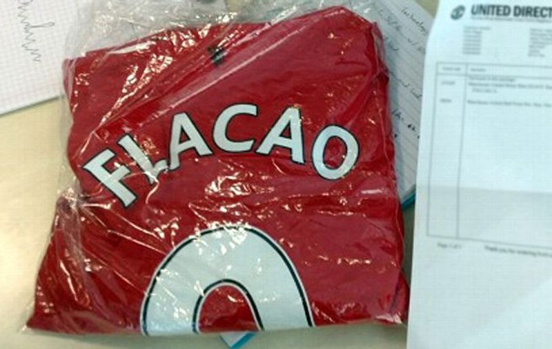 Magazinul oficial al lui Manchester United i-a greșit numele lui Falcao!