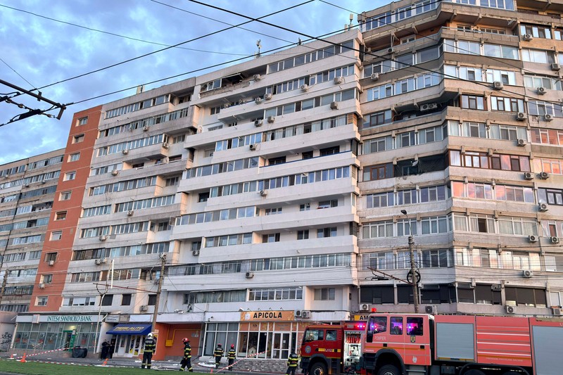 Pompieri si forte de ordine intervin dupa ce un bloc de locuinte din Galati a fost lovit de o drona, 29 mai 2026. Foto: Inquam Photos