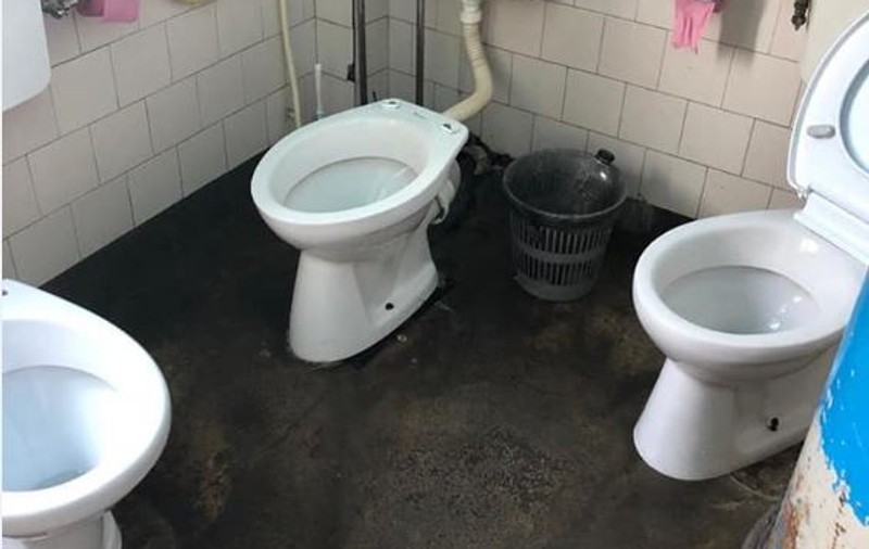 Toaletă de femei cu trei vase de WC, la Spitalul de Boli Psihice din Borșa
