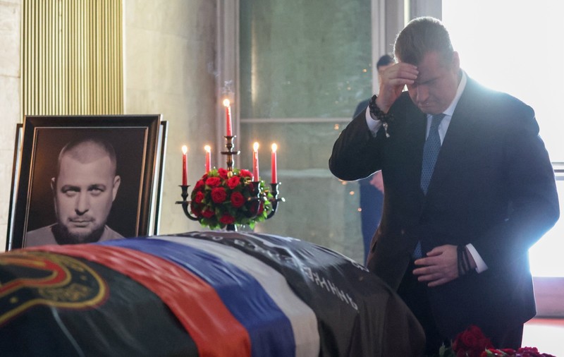 Sute de persoane, inclusiv liderul Wagner, au participat la funeraliile lui Vladlen Tatarski, bloggerul rus ucis într-un atentat. VIDEO
