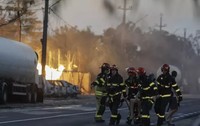 Pompieri intervenind la incendiul provocat de exploziile de la stația GPL din Crevedia Foto Inquam Photos / Octav Ganea