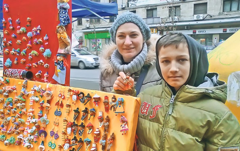 «Facem mărţişoare din ghinde» | O mamă şi fiul ei muncesc cinci luni ca să vândă produse inedite de 1 Martie