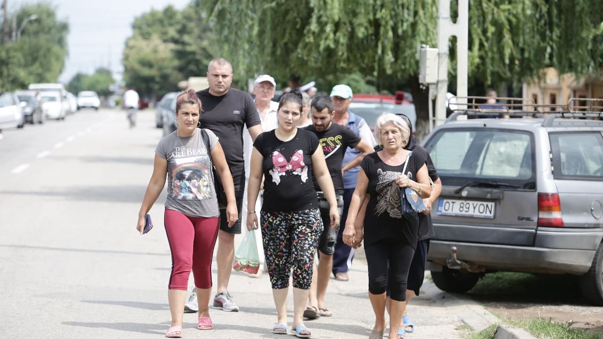 Familia Luizei Melencu, îndepărtată cu jandarmii din mulțime. Era așteptat suspectul crimelor la confruntare