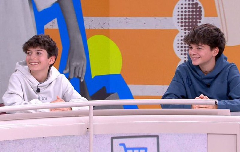 Cum reușesc doi copii să câștige și câte 3.000 de euro cu un brand de haine pe care ei l-au creat, în Spania