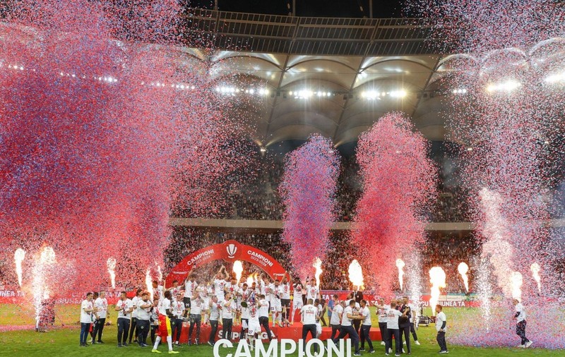 FCSB a primit trofeul de campioană a României în fața a peste 54.000 de spectatori, după ce a pierdut cu CFR Cluj