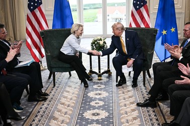 Ursula von der Leyen și Donald Trump își strâng mâna după convenirea termenilor acordului Foto: Profimedia