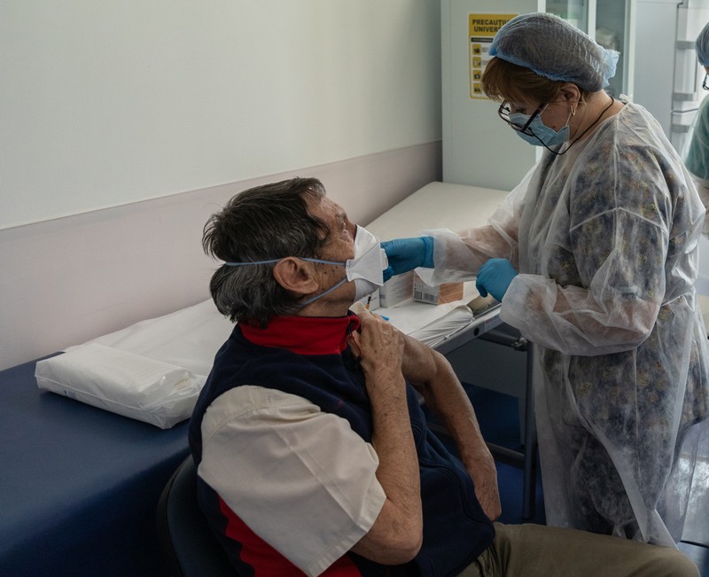 Principalele motive pentru care românii se opun vaccinului anti-COVID sunt teama de reacții adverse și neîncrederea în calitatea vaccinului. Foto: Vlad Chirea