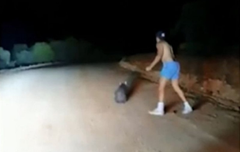 Un polițist aflat în timpul liber a ucis un animal sălbatic. Imaginile au stârnit revoltă, dar acesta și-a găsit și apărători: „E o tradiție de mii de ani!”