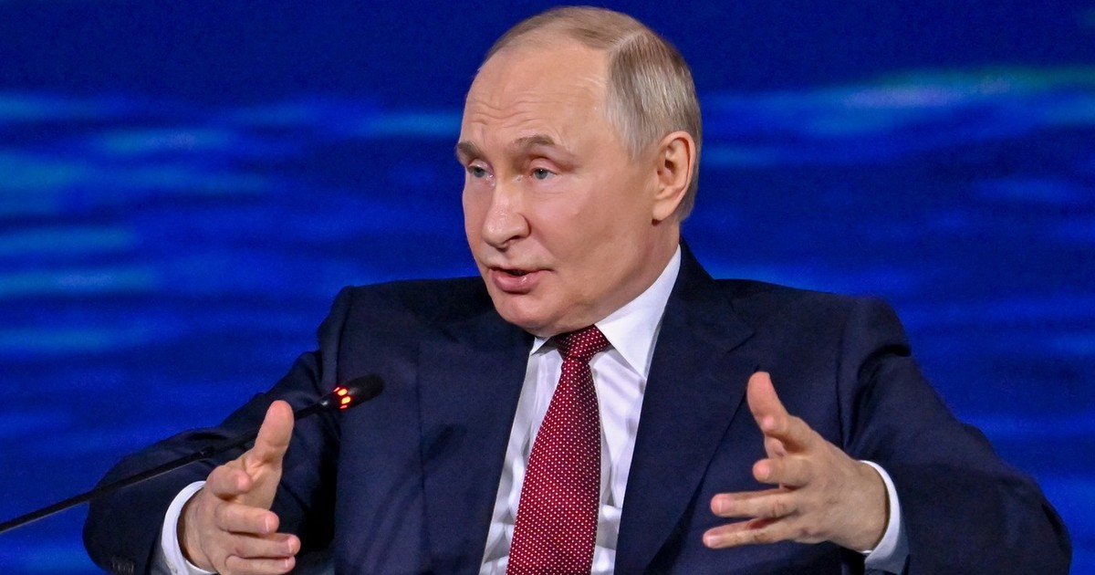 Președintele rus Vladimir Putin, in costum inchis, camasa alba si cravata, gesticuleaza la sesiunea principală a Forumului Economic Internațional de la Sankt Petersburg (SPIEF) și a făcut evaluări cu privire la problemele de pe agenda de lucru a forumului.