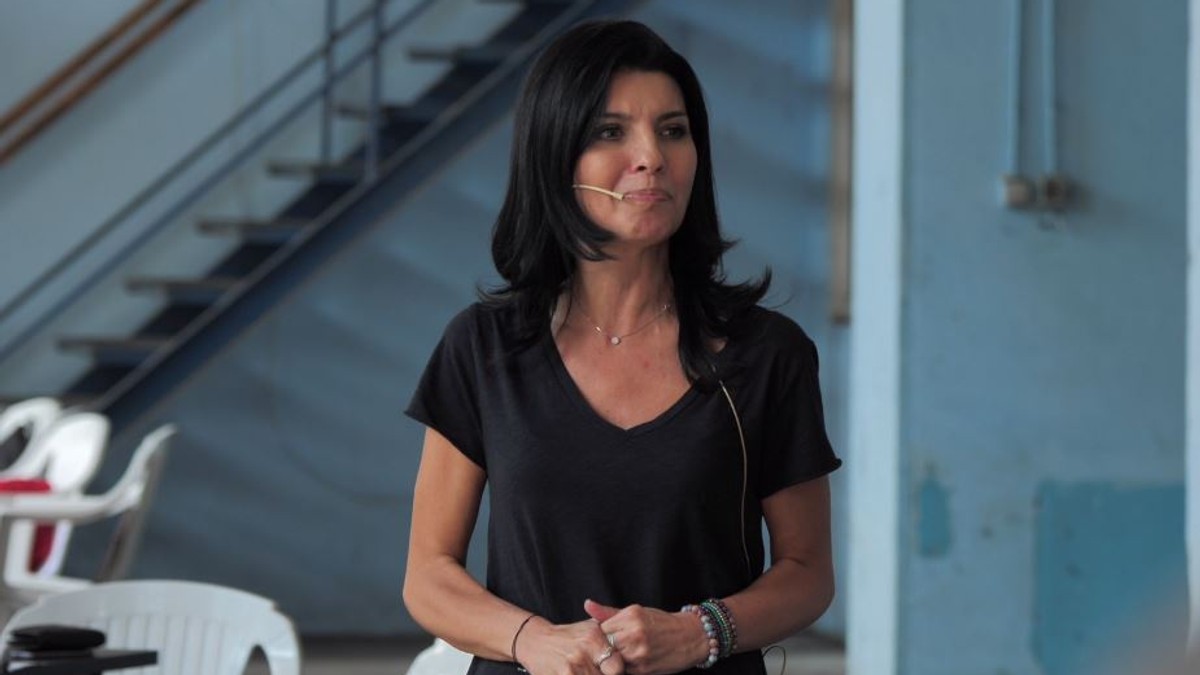 TVR plăteşte 24.000 de euro firmei Laviniei Şandru pentru o emisiune de interviuri