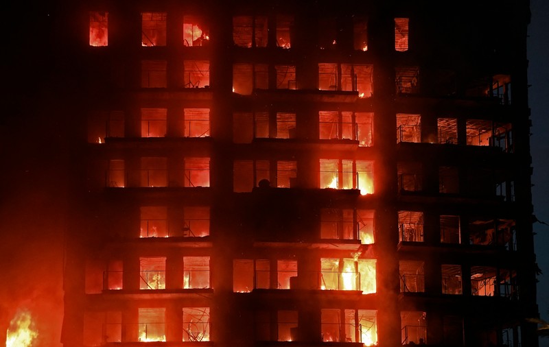 MAE anunță decesul a doi cetățeni români în incendiul de la blocul din Valencia. Anterior, cei doi erau dați dispăruți