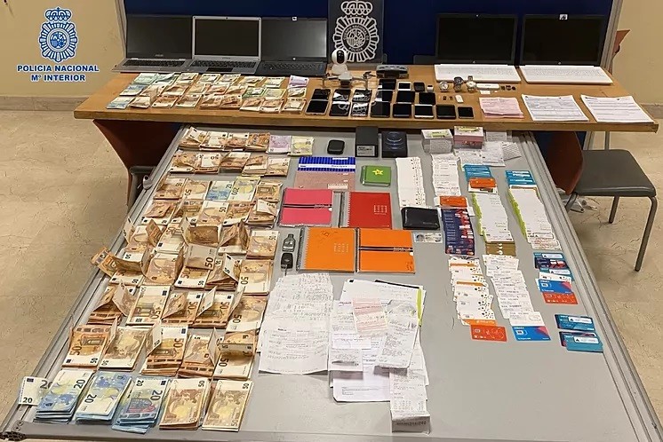 Zeci de mii de euro, carduri și alte documente, găsite la percheziții | Foto: Poliția spaniolă