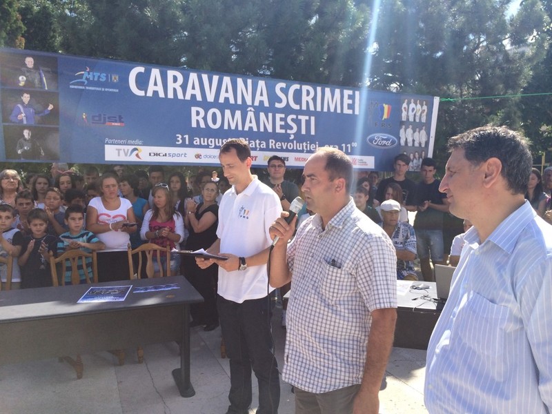 Sabrerii s-au întâlnit cu copiii iubitori de scrimă din Slobozia / Foto: frscrima.ro