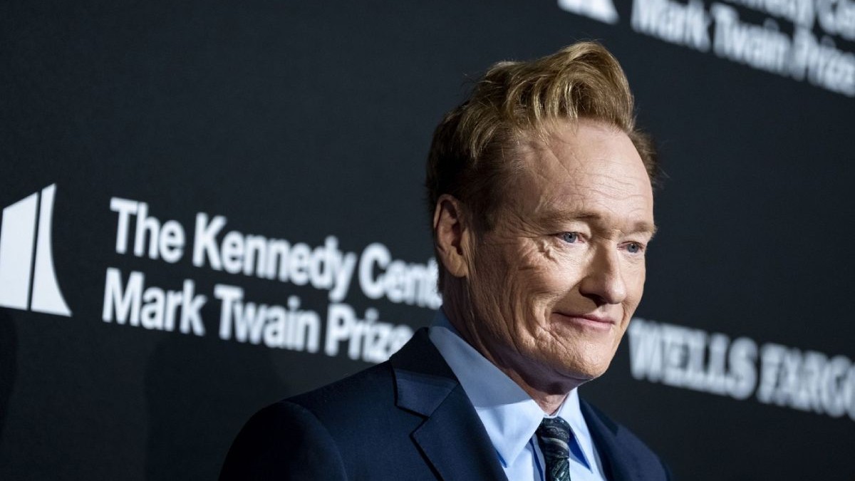 Conan O'Brien sosește pe covorul roșu pentru o ceremonie de primire a celui de-al 26-lea premiu Mark Twain pentru premiile de umor american la Centrul Kennedy pentru Artele Spectacolului din Washington DC, duminică, 23 martie 2025. Fotografie de /UPI