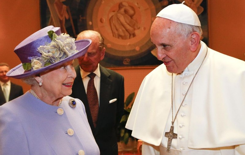 Întâlnire istorică! Regina Elisabeta a II-a l-a vizitat pe Papa Francisc, la Vatican | FOTO