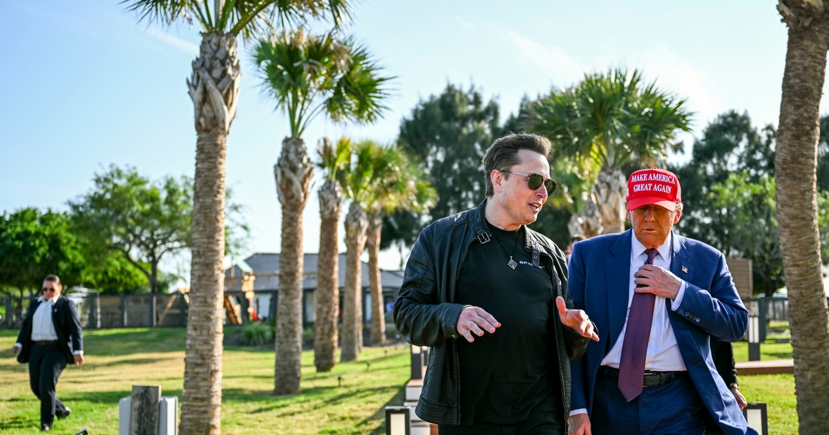 Elon Musk (stânga) și Donald Trump surprinși împreună la Boca Chica Foto: Profimedia
