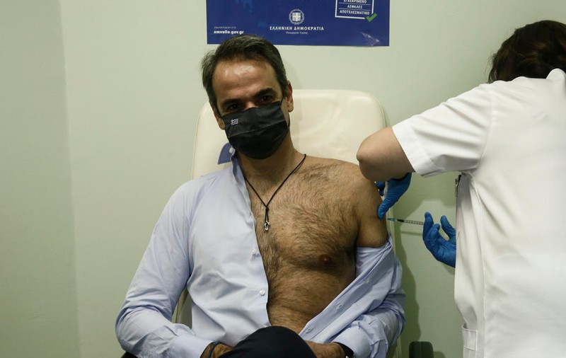 Premierul Greciei a făcut a doua doză de vaccin Pfizer. 80.000 de eleni au fost vaccinați