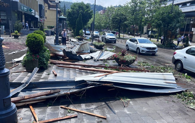 Prăpăd la Sinaia. Cel puțin nouă persoane transportate la spital, dintre care una în stare critică, în urma unei furtuni violente