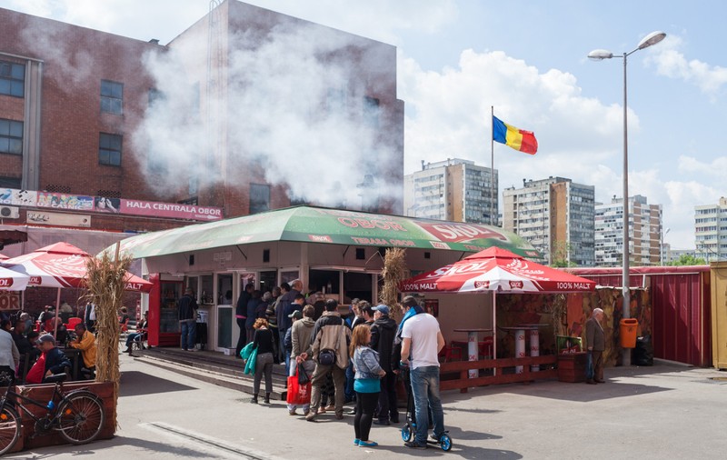 Mici gratis pentru cei care se vaccinează anti-COVID în Piața Obor. Vineri se deschide acolo un centru mobil