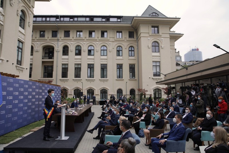 Nicușor Dan și consilierii generali, la ceremonia de învestire. Foto: Vlad Chirea / Libertatea