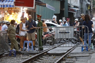 Turiștii discută cu polițiștii, după ce strada a fost blocată. Foto: EPA