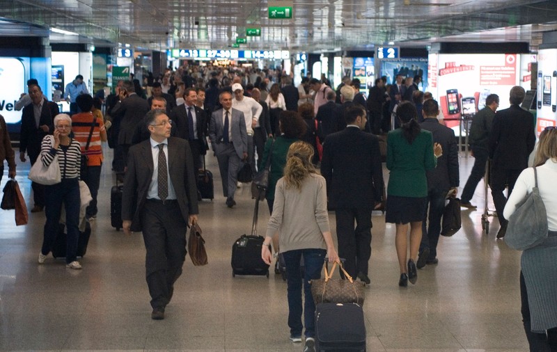Doi români au fost prinși cu bunuri de zeci de mii de euro, furate din Islanda, pe un aeroport din Italia