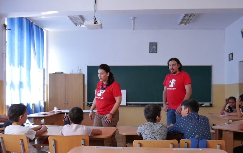 VIDEO/ Singuri acasă, împreună la centrele “Salvați Copiii”. Părinții, înlocuiți de psihologi și asistenți sociali
