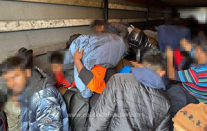 137 de migranți, găsiți ascunși printre mărfuri, în 5 TIR-uri care ieșeau din țară pe la Vama Nădlac