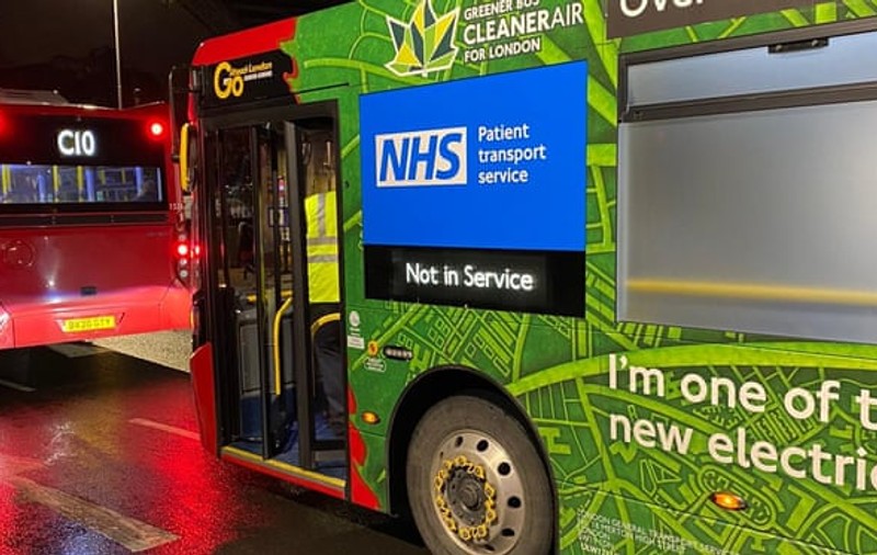 Autobuzele din Londra, transformate în ambulanțe improvizate, pentru a face față numărului mare de cazuri COVID