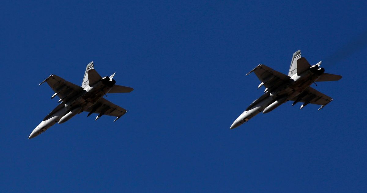 Două avioane F-18 efectuează un survol în timpul cursei Bashas' Supermarkets 200 din cadrul NASCAR Nationwide Series, pe circuitul Phoenix International Raceway din Avondale, Arizona, la 3 martie 2012.