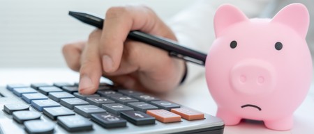 Autoritățile locale nu vor avea bani să suporte costurile uniformelor școlare pentru copiii defavorizați, consideră senatorul Ștefan Pălărie. Foto: Shutterstock