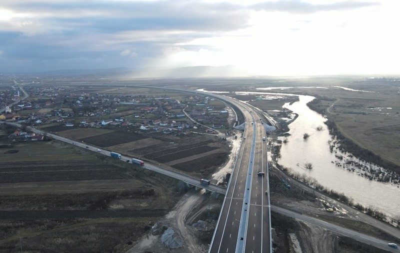Drumul Cluj-Târgu Mureș se parcurge de joi pe autostradă. Un tronson din A3 a fost finalizat cu 8 luni înainte de termen