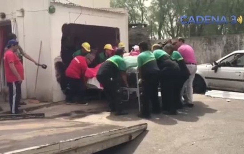 O femeie de 490 de kilograme va fi supusă unei intervenții salvatoare. Ca să o scoată din casă, pompierii au spart peretele dormitorului ei
