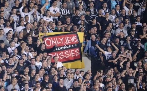 Bannerul afişat de suporterii sârbi poate aduce clubului o suspendare uriaşă. foto: Facebook.com