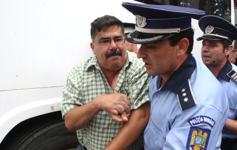 SCENE INCREDIBILE ÎN CAPITALĂ! Părinţii ELEVILOR DUŞI DE LA BAC LA AUDIERI, încăierare cu poliţiştii