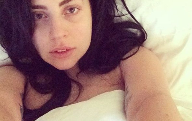 E o vedetă! E o femeie normală! E Lady GaGa NEMACHIATĂ!