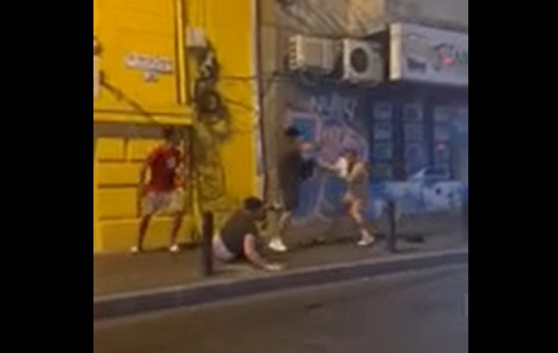 VIDEO | Patru tineri s-au dat jos din taxi și au bătut crunt doi oameni, în centrul Bucureștiului. Poliția îi caută pe agresori