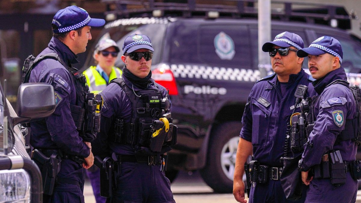 Ofițeri de poliție securizează zona din apropierea plajei Bondi, în urma atacului armat în masă soldat cu 15 morți pe plaja Bondi din Sydney, New South Wales, Australia, pe 15 decembrie 2025