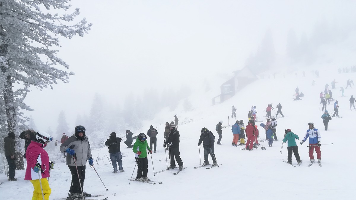 FOTO| Staţiunile din zona Braşovului, luate cu asalt de turiştii moldoveni şi ruşi care sărbătoresc Crăciunul pe rit vechi