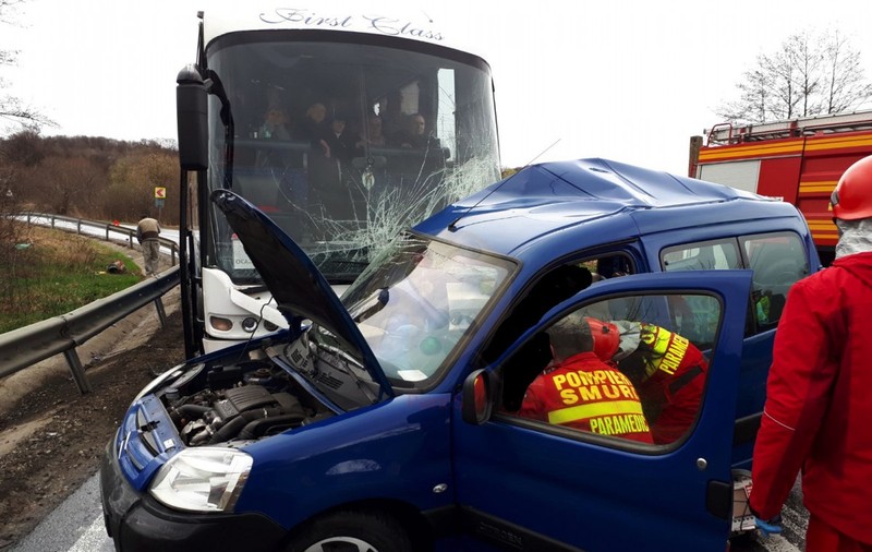 O femeie a murit în Duminica Floriilor într-un accident produs în Sibiu. Un autocar cu 40 de pasageri implicat în coliziune