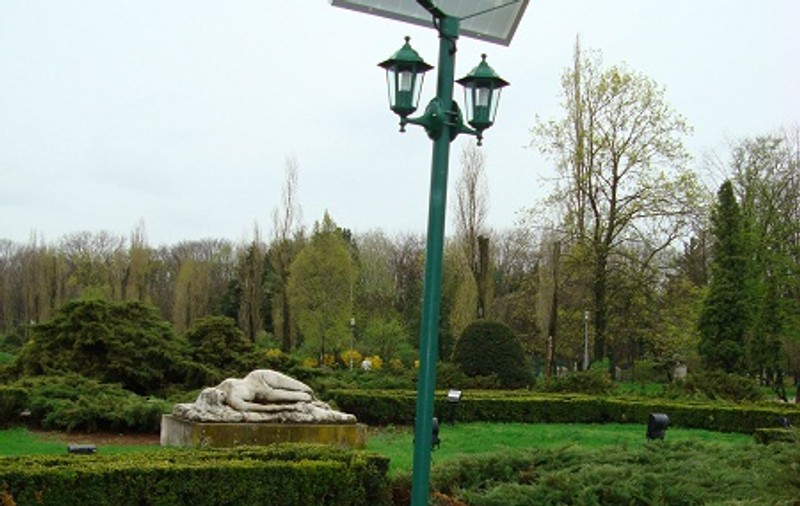 Stâlpi eco în Parcul Herăstrău! Se încarcă de la soare şi luminează aleile noaptea