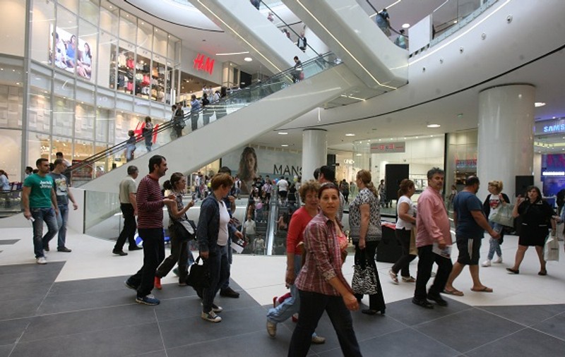 Românii merg la mall pentru mâncare și distracție. Câți bani scot din buzunar în fiecare zi?