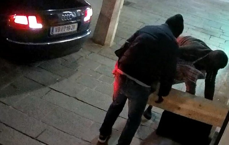 De frică, un român n-a vrut să spună cu cine a furat 73 de ceasuri în valoare de 500.000 de euro, în Austria, și e singurul dintre hoți care merge la închisoare