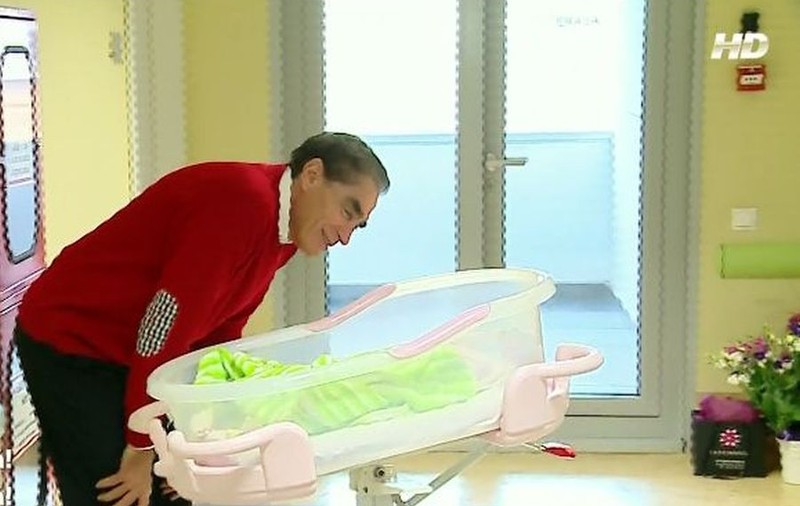 PETRE ROMAN, topit lângă NEPOŢICA LUI! Uite ce spune despre OANA şi fetiţa ei!