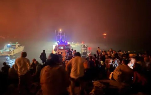 O barca a salvat familia care fugea din calea incendiului. Foto: captură 24sata